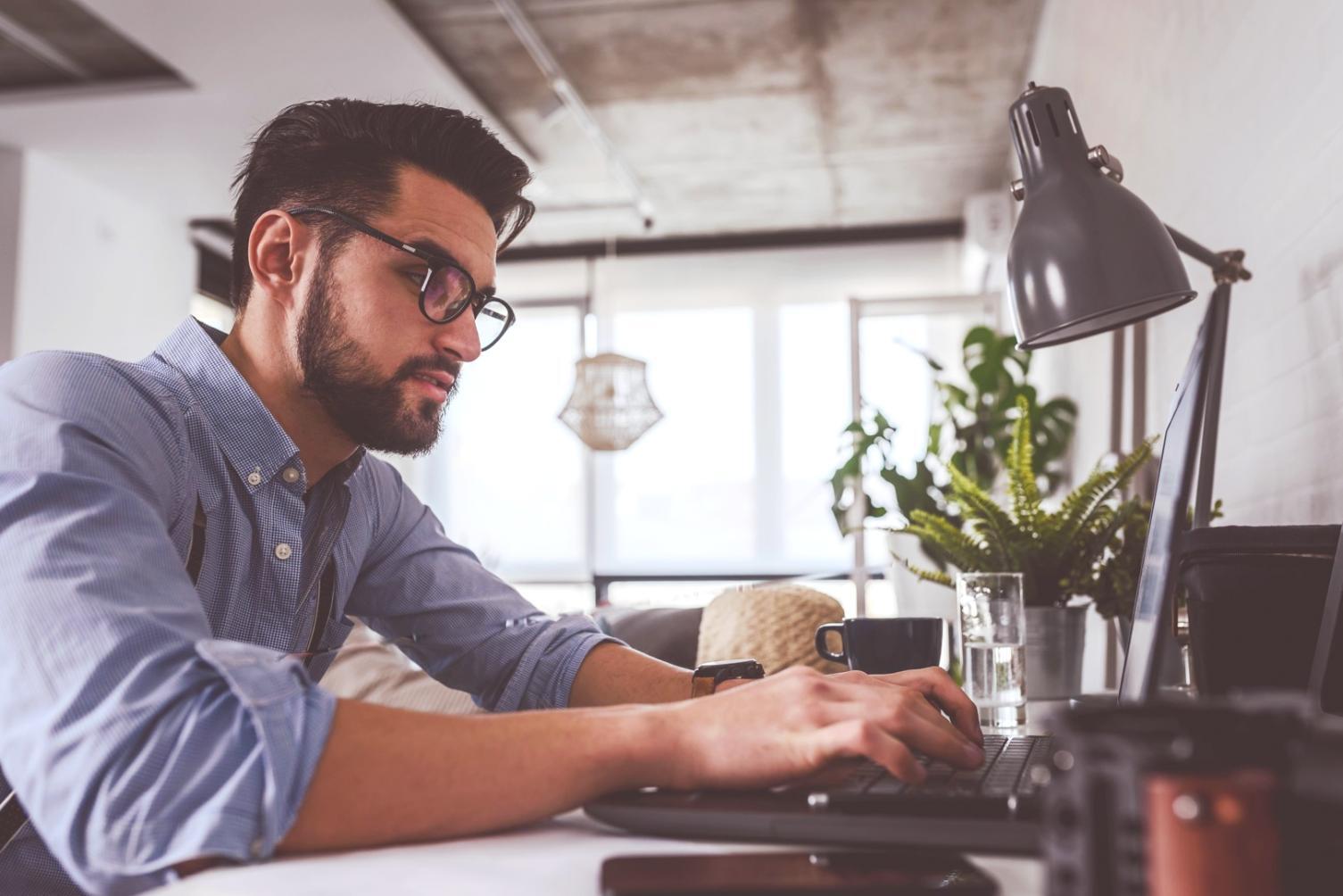 Profesional aplicando habilidades de comunicación en reunión virtual