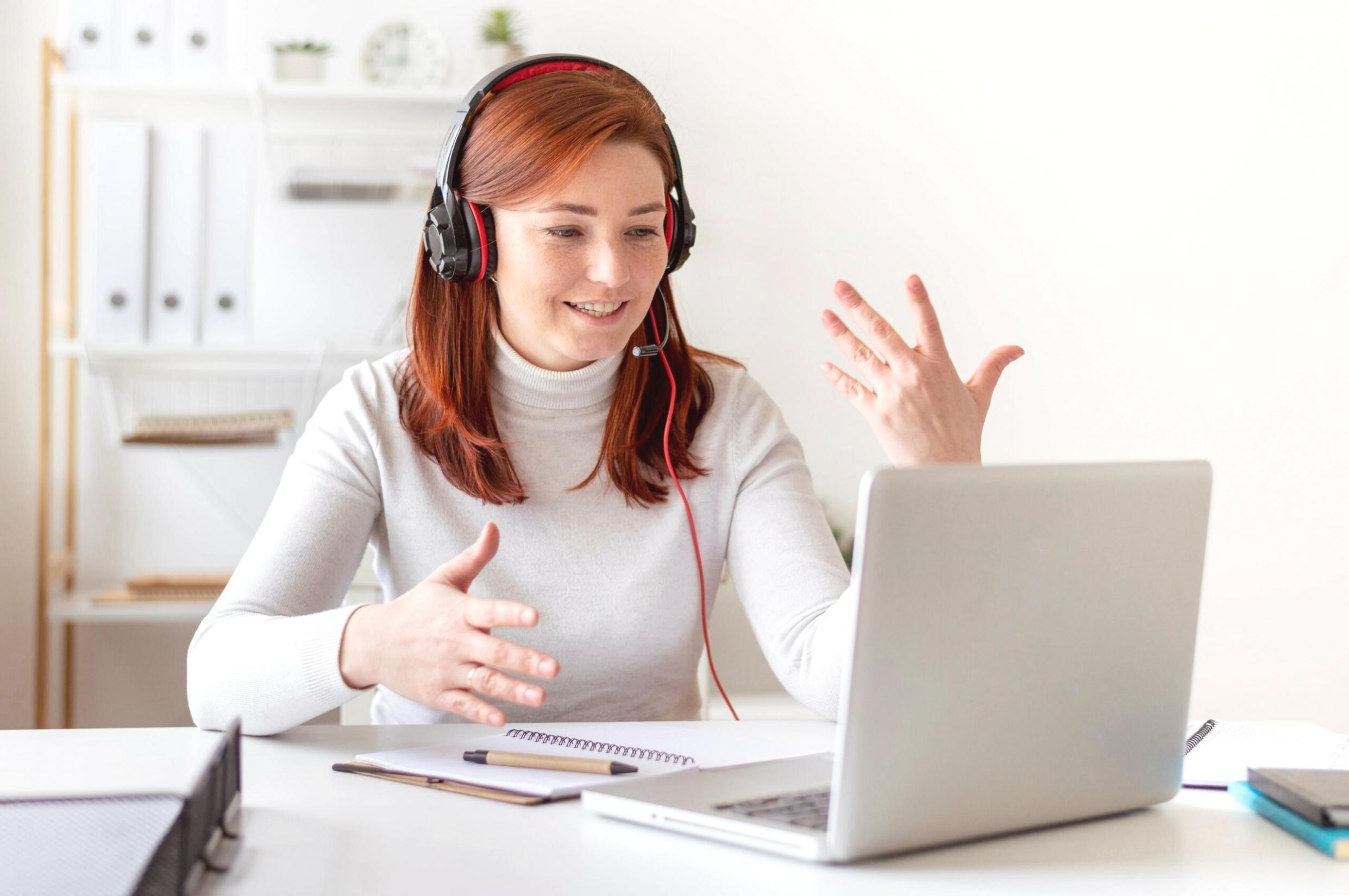 Profesionales en sesión de taller de comunicación empresarial