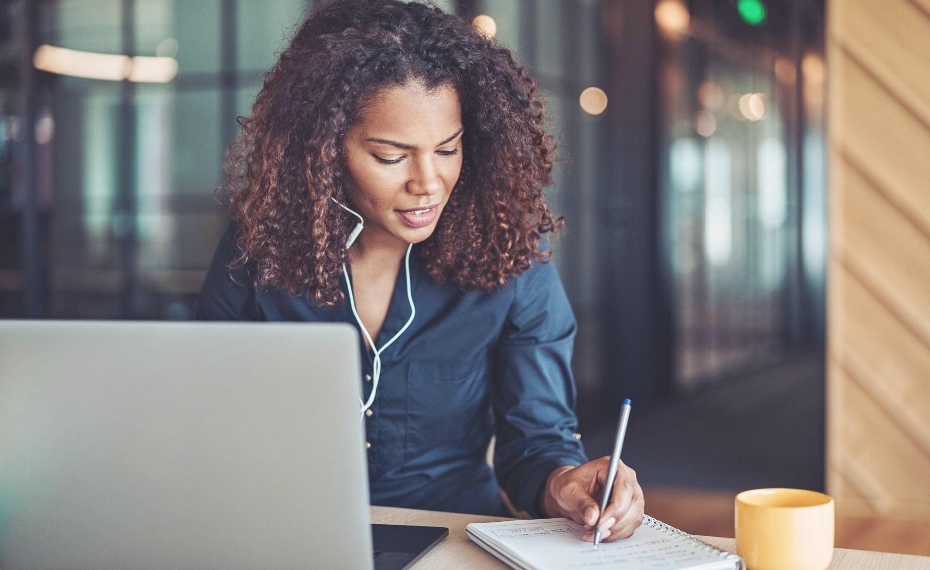 Equipo profesional trabajando en colaboración estratégica
