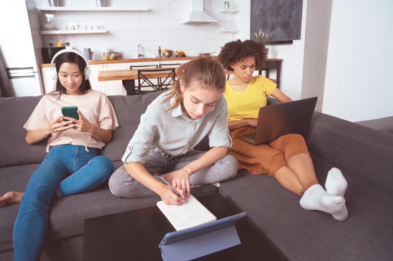 Participantes aplicando técnicas de comunicación en ejercicio grupal